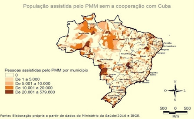 No segundo mapa da figura 1, estimou-se a futura cobertura do Programa Mais Médicos caso a cooperação com o governo cubano não seja continuada, e o impacto é grande. Nota-se que os números praticamente se invertem, com apenas 1.569 municípios atendidos pelo programa e 4.001 descobertos. Apenas os estados do Ceará, Distrito Federal, além do Pará e Amazonas por terem municípios territorialmente grandes, apresentam cerca de metade ou mais de seus territórios cobertos pela parceria. Todos os demais estados sofreriam drasticamente pela redução do atendimento, o que causaria, além de desatendimento, uma sobrecarga no sistema público de atenção básica atual. A distribuição da população atualmente atendida pelo PMM é demonstrada no primeiro mapa da figura 2, e percebe-se o contorno de cidades com as tonalidades laranja e marrom (acima de 10.000 pessoas atendidas por município) predominando no território nacional, sobretudo nas regiões Norte e Nordeste, bem como nos polos urbanos de médio e grande porte de todas as regiões. Estados como São Paulo (8,7 milhões de pessoas assistidas), Bahia (5,9 milhões), Minas Gerais 5,4 milhões), Ceará (5,1 milhões) e Rio Grande do Sul (4,4 milhões) são os com o maior número de pessoas beneficiadas pelos atendimentos do Programa.