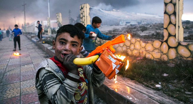 brincando guerra crianças iraque oriente médio