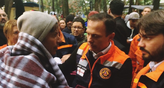 moradores de rua expulsam hostiliza joão doria cobertor são paulo