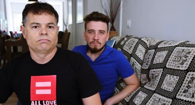 casal gay humilhado expulso de festa de formatura após beijo