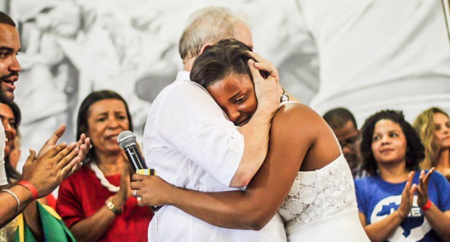 Jovem devolve cartão do Bolsa Família a Lula prouni aracaju