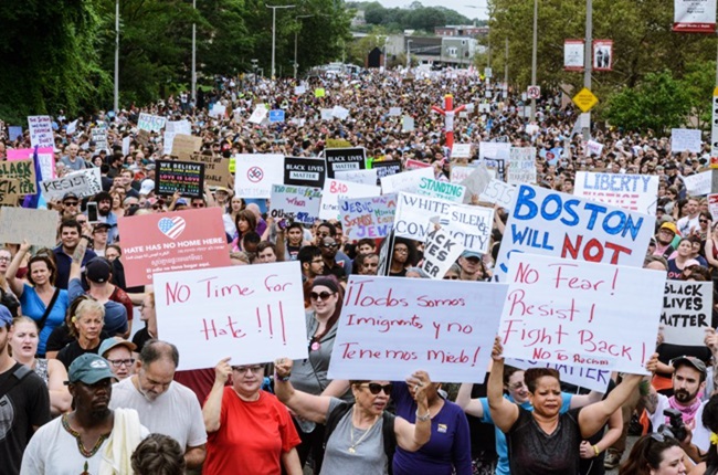 Marcha contra racismo boston recado supremacistas