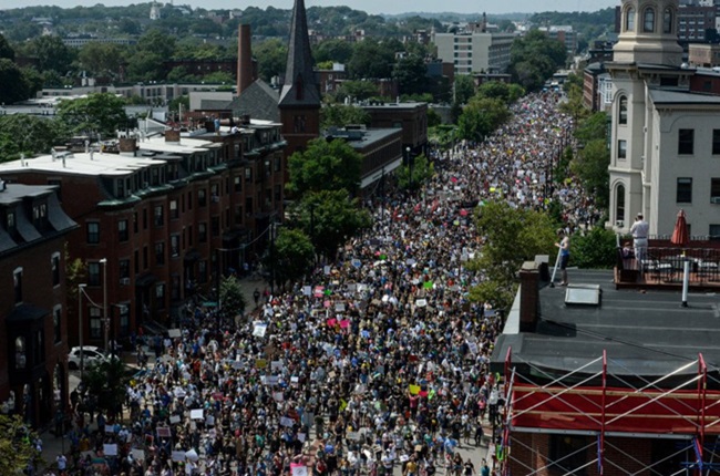 Marcha contra racismo boston recado supremacistas