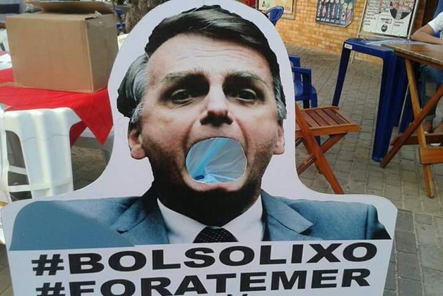 lixeiras com foto de bolsonaro