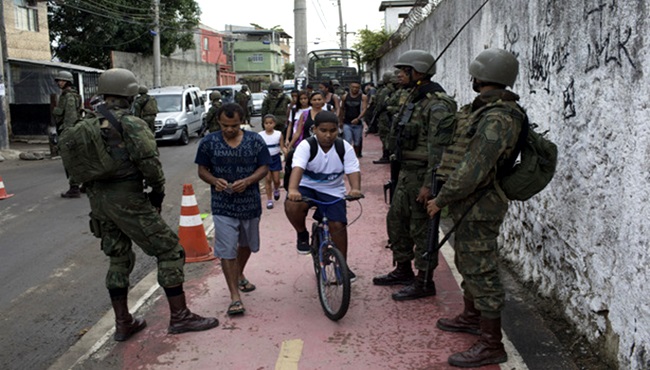 militares no rio de janeiro negros favela violência policial