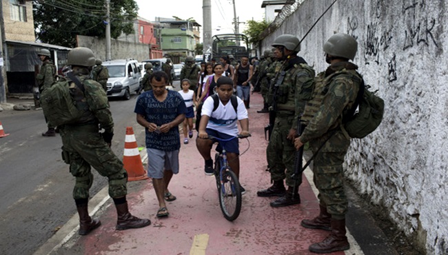 militares no rio de janeiro negros favela violência policial 