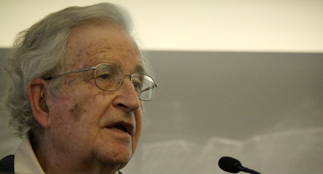 entrevista com noam chomsky pessoas acreditam