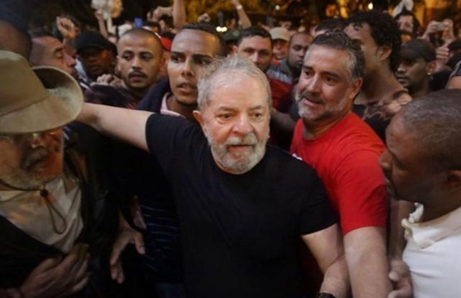 Lula agressores protegido por cordão popular