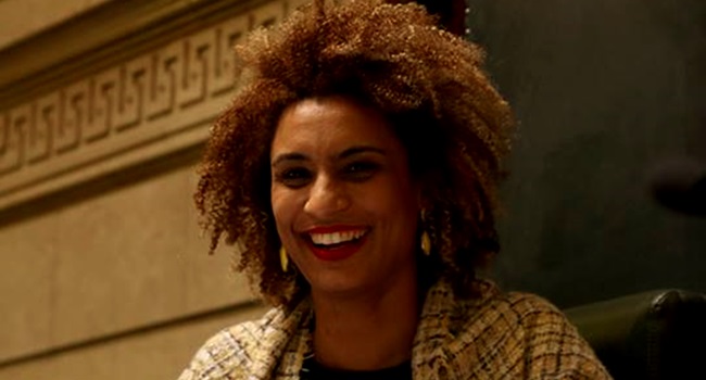 memória de Marielle Franco túmulo a chorar