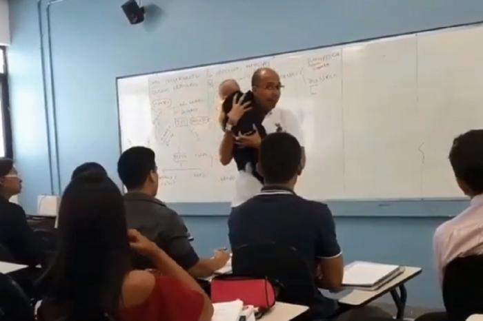 professor segura bebê Alessander Mendes