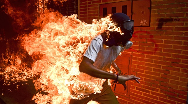 Imagem de jovem em chamas ganha prêmio de foto