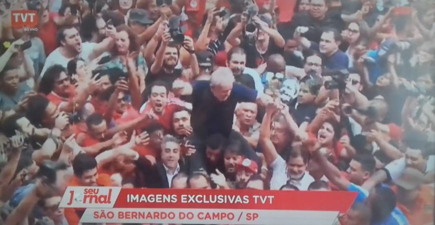 Após discurso histórico, Lula diz que se apresenta à PF de cabeça erguida