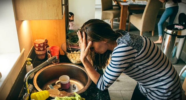 IBGE mulheres brasileiras trabalham 10 horas a mais do que homens