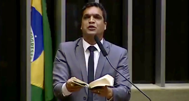 bíblia na mão deputado profetiza cura cadeirante deputada mara 