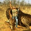 mulher-posta-foto-ao-lado-de-girafa-morta-e-provoca-revolta