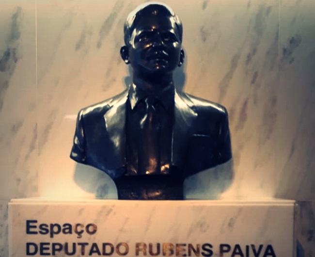 Bolsonaro cuspiu na estátua de Rubens Paiva câmara dos deputados