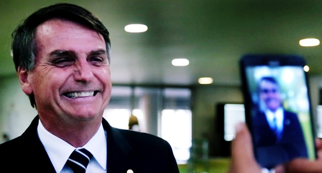 perguntas sem resposta fake news redes sociais de Bolsonaro esquema de doação ilegal de empresas