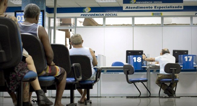 pobres brasil trabalham mais aposentar idade salário exploração