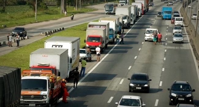 Caminhoneiros criticam esmolas Bolsonaro sinalizam greve