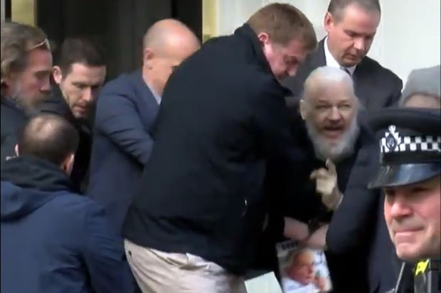 Julian Assange preso em Londres