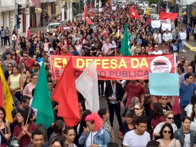 Estudantes e docentes da UFMT-ROO ocupam as ruas em protesto governo bolsonaro corte eduacação