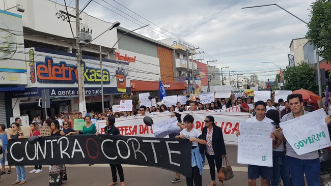 Estudantes e docentes da UFMT-ROO ocupam as ruas em protesto governo bolsonaro corte eduacação