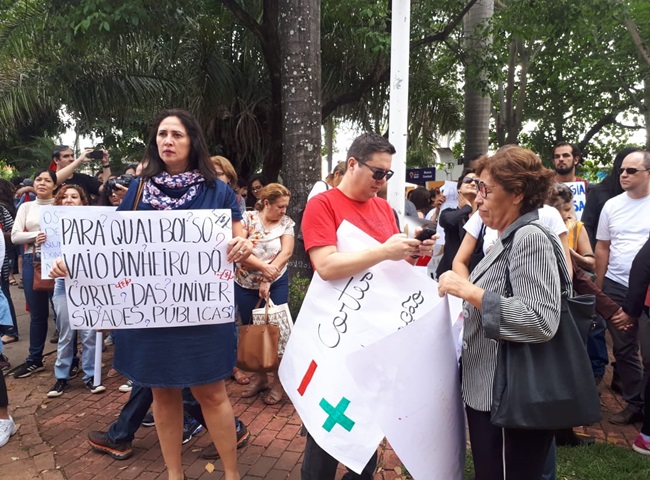 Estudantes e docentes da UFMT-ROO ocupam as ruas em protesto governo bolsonaro corte eduacação