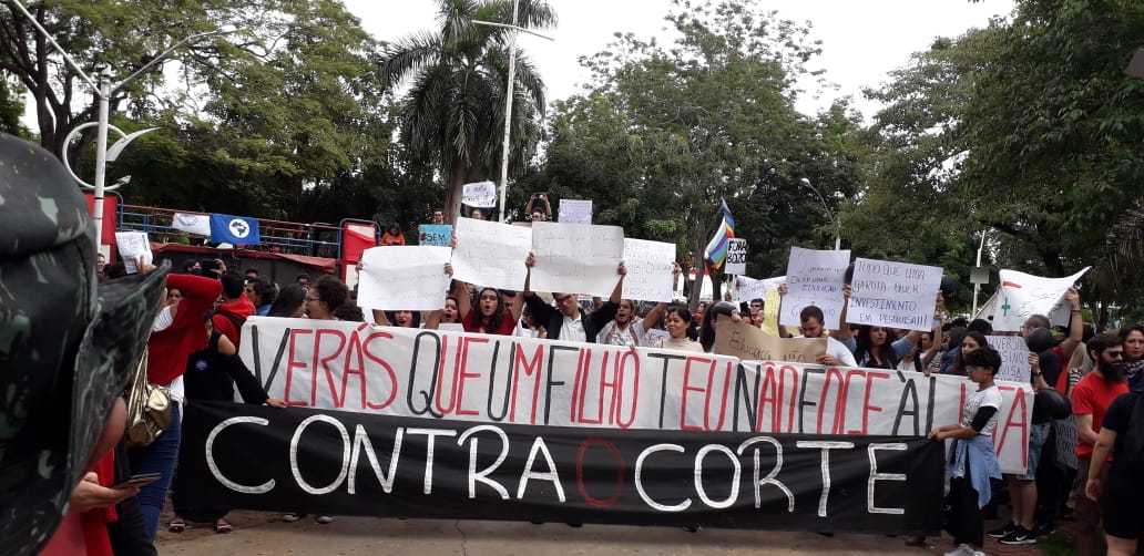 Estudantes e docentes da UFMT-ROO ocupam as ruas em protesto governo bolsonaro corte educação