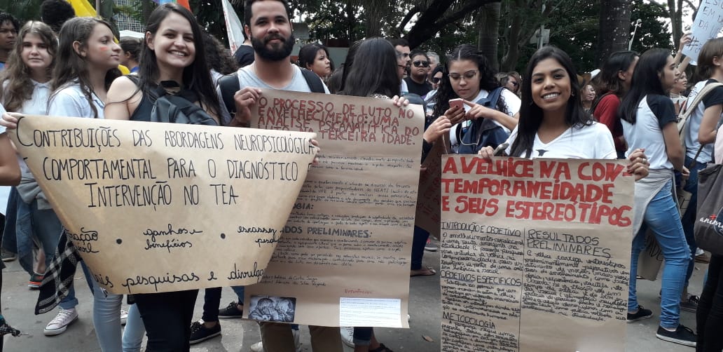 Estudantes e docentes da UFMT-ROO ocupam as ruas em protesto governo bolsonaro corte educação