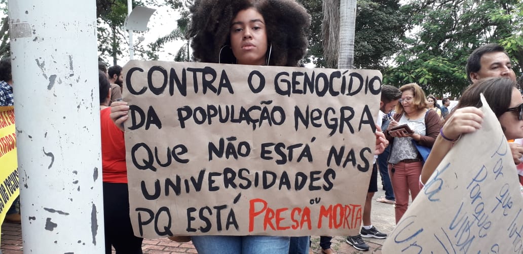 Estudantes e docentes da UFMT-ROO ocupam as ruas em protesto governo bolsonaro corte educação