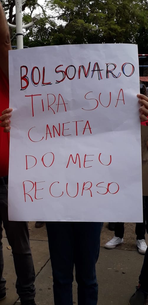 Estudantes e docentes da UFMT-ROO ocupam as ruas em protesto governo bolsonaro corte educação