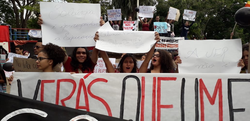 Estudantes e docentes da UFMT-ROO ocupam as ruas em protesto governo bolsonaro corte educação