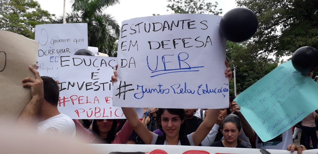 Estudantes e docentes da UFMT-ROO ocupam as ruas em protesto governo bolsonaro corte educação