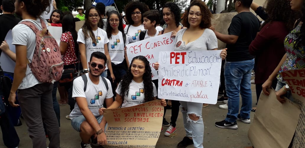 Estudantes e docentes da UFMT-ROO ocupam as ruas em protesto governo bolsonaro corte educação