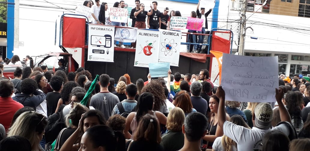 Estudantes e docentes da UFMT-ROO ocupam as ruas em protesto governo bolsonaro corte educação