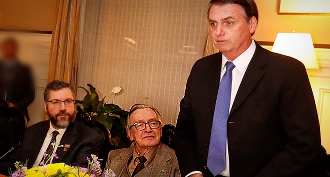 Bolsonaro condecora Olavo com a Grã-Cruz da Ordem de Rio Branco