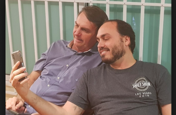 Carlos Bolsonaro estratégia pai