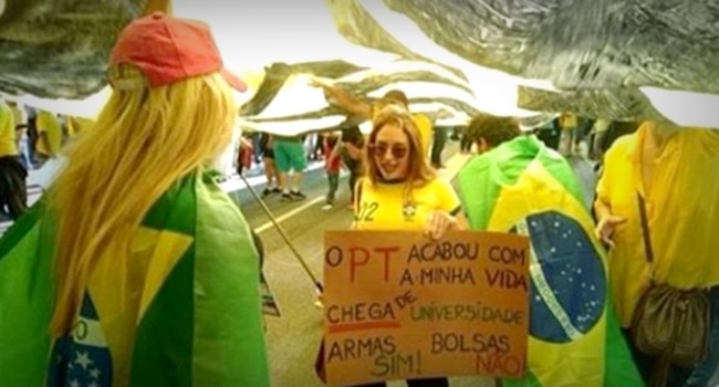 cartaz jovem loira internet elogiado Avenida Paulista