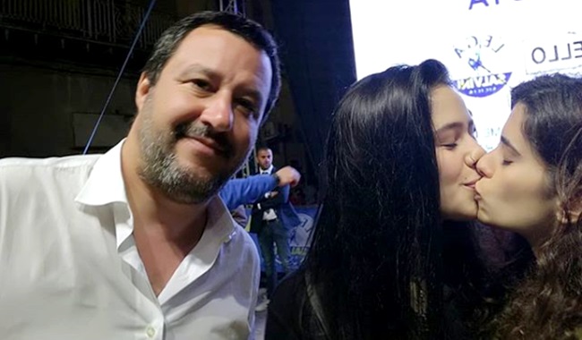 Meninas se beijam ao lado de líder de extrema-direita foto viraliza