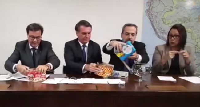 Ministro da Educação usa chocolates para explicar tesourada nas universidades