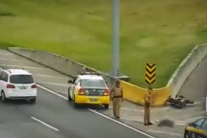 pms-sao-flagrados-plantando-arma-onde-motociclista-foi-morto