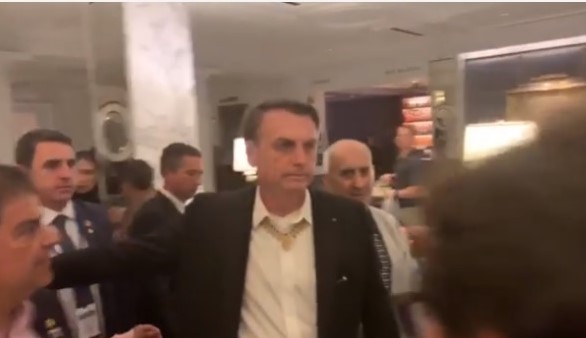 jair bolsonaro usa colar indígena