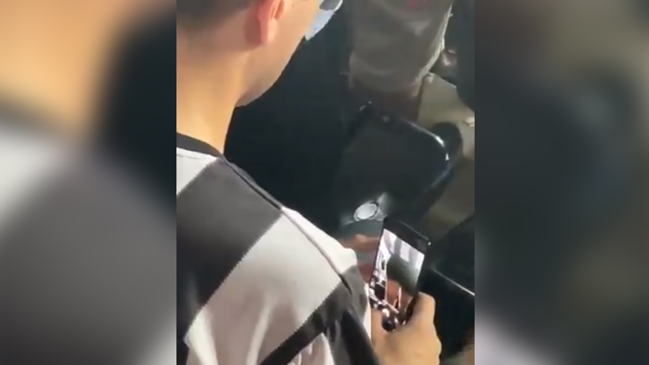 homem filma torcedora botafogo