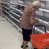 Idosa chora ao ver prateleiras vazias em supermercado e comove as redes idosa-chora-australia