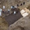 Após novo recorde diário de mortos, EUA ultrapassam Itália em número de óbitos valas-comuns