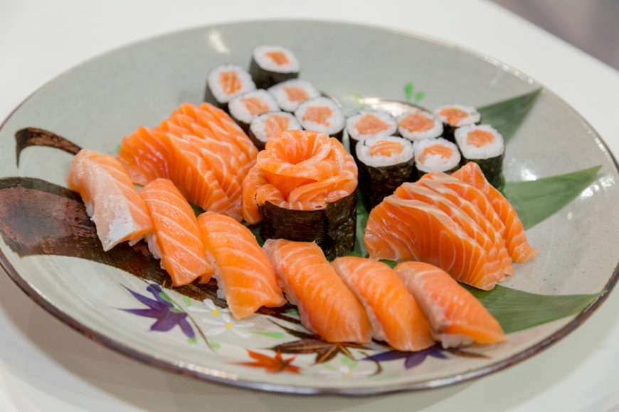salmão sushi