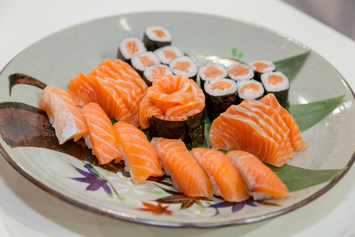 salmão sushi