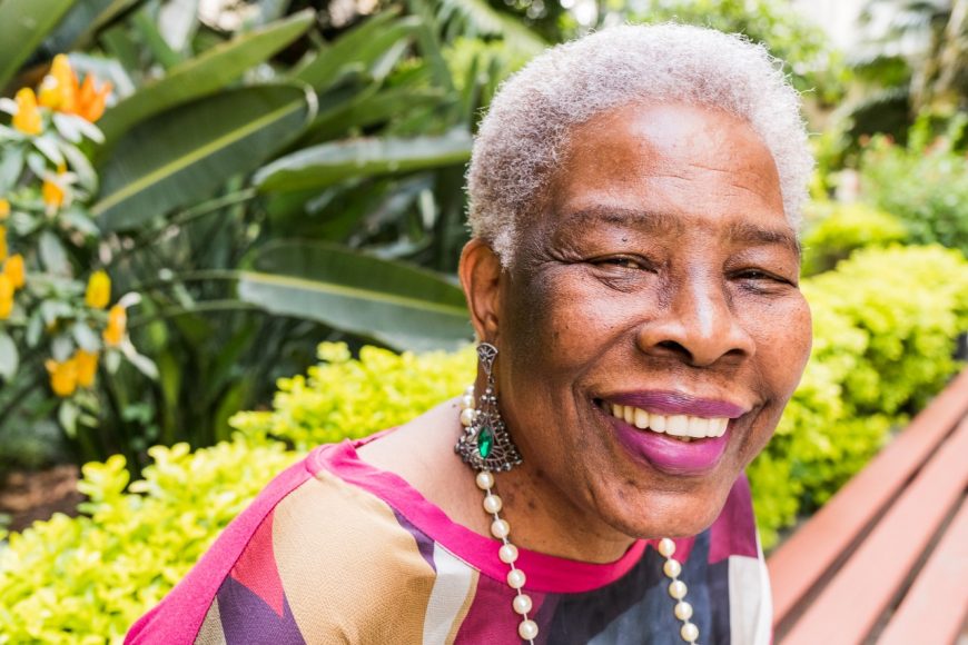 Geovana, a deusa negra do samba está de volta, pisando nesse chão com força.