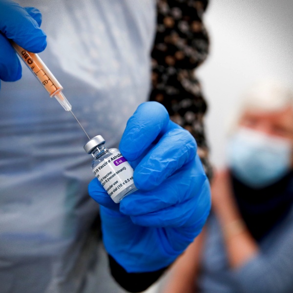 Agência europeia conclui vacina de Oxford segura eficaz covid-19