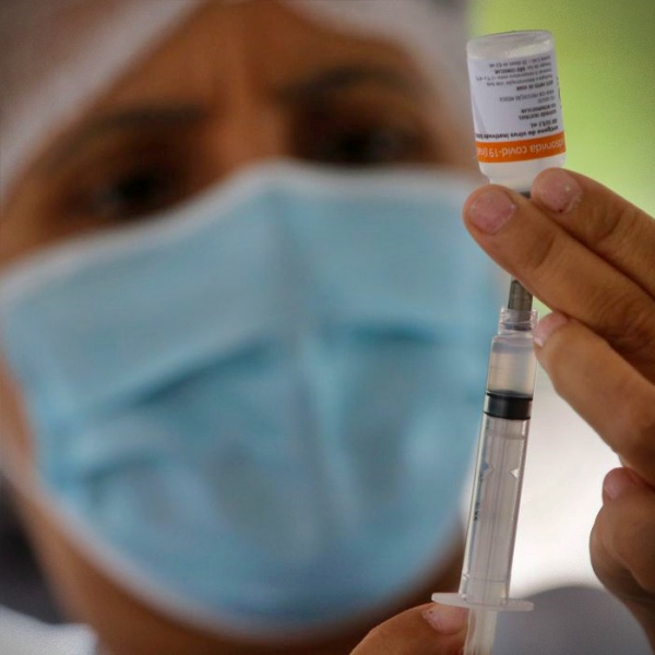 meses pandemia taxa de transmissão covid-19 cai Brasil vacina coronavírus 